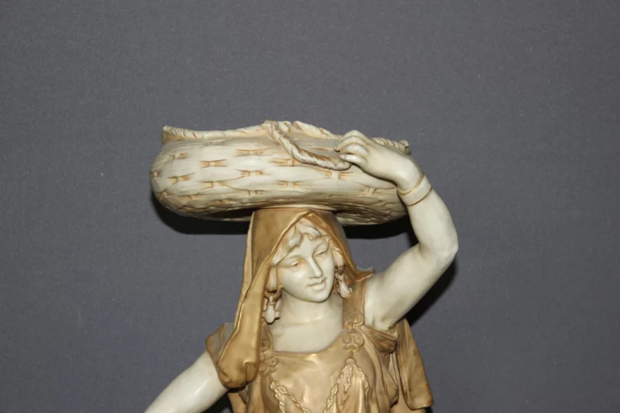 Jeune Femme Orientaliste  Au Panier Art Nouveau Par Royal Dux Vers 1900