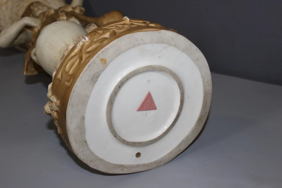 Jeune Femme Orientaliste  Au Panier Art Nouveau Par Royal Dux Vers 1900