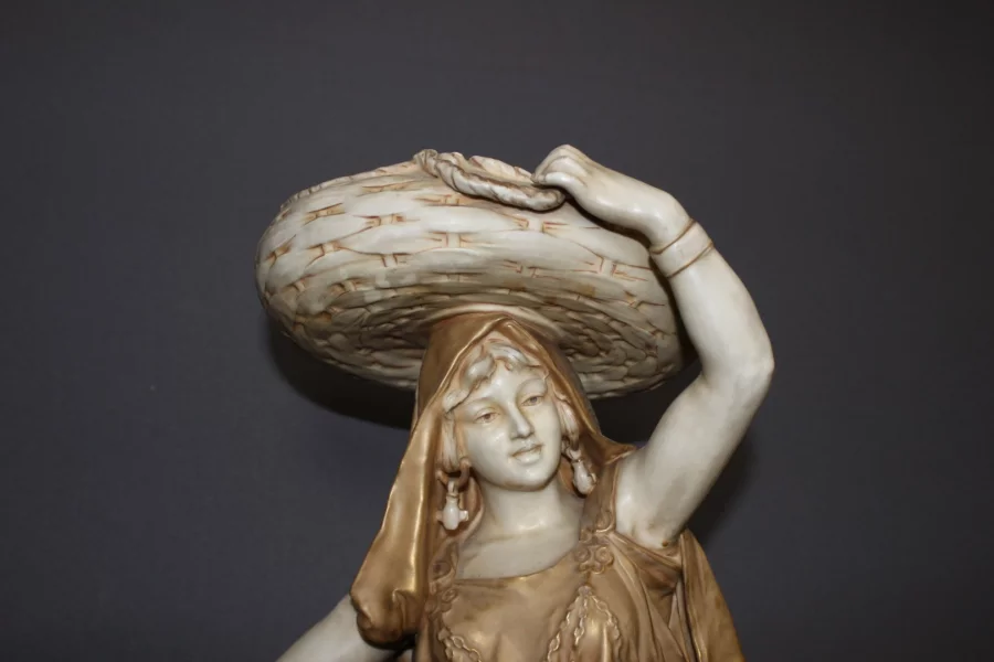 Jeune Femme Orientaliste  Au Panier Art Nouveau Par Royal Dux Vers 1900