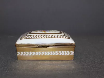 Boite En Porcelaine à Décor De Fleurs Et Or Vers 1900
