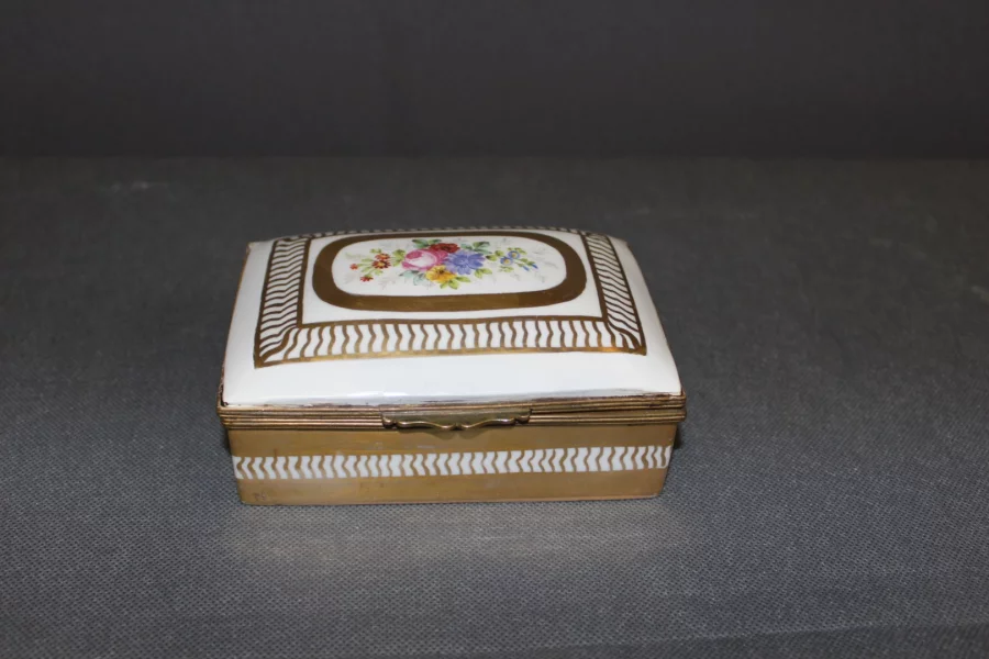 Boite En Porcelaine à Décor De Fleurs Et Or Vers 1900