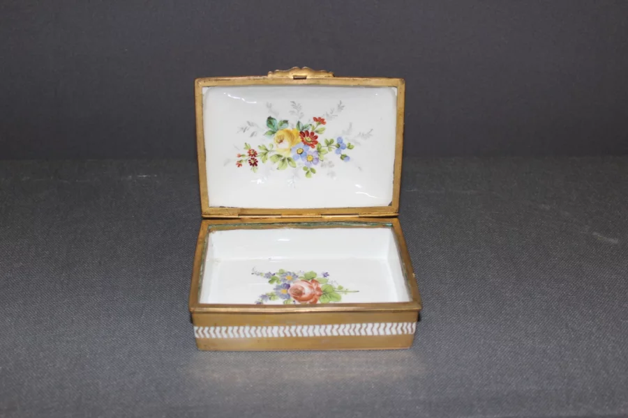 Boite En Porcelaine à Décor De Fleurs Et Or Vers 1900