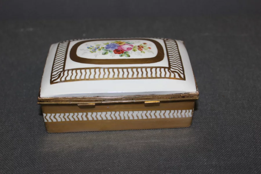 Boite En Porcelaine à Décor De Fleurs Et Or Vers 1900