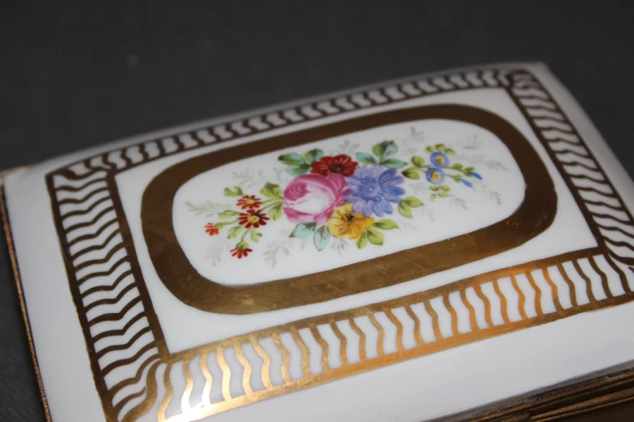 Boite En Porcelaine à Décor De Fleurs Et Or Vers 1900