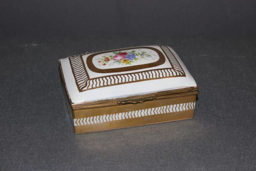Boite En Porcelaine à Décor De Fleurs Et Or Vers 1900