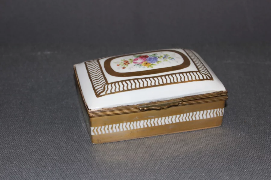 Boite En Porcelaine à Décor De Fleurs Et Or Vers 1900