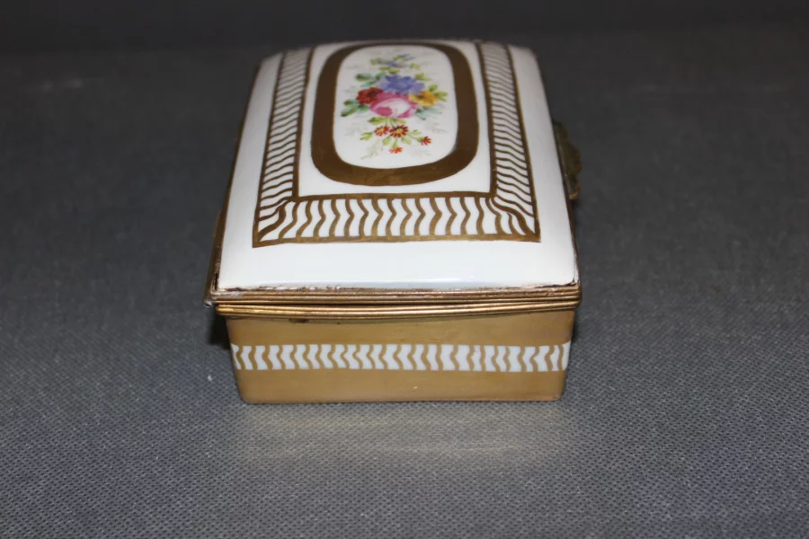 Boite En Porcelaine à Décor De Fleurs Et Or Vers 1900
