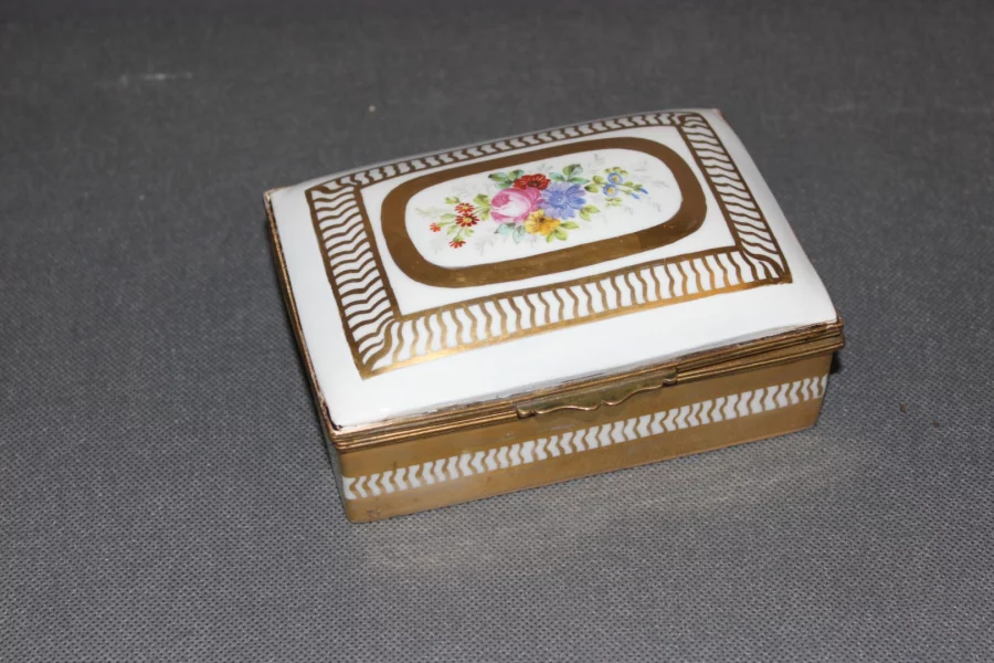 Boite En Porcelaine à Décor De Fleurs Et Or Vers 1900