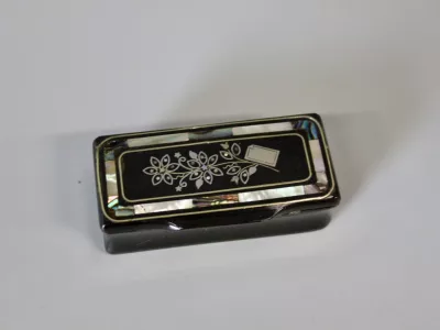 Tabatière en corne et incrustation fin XIX