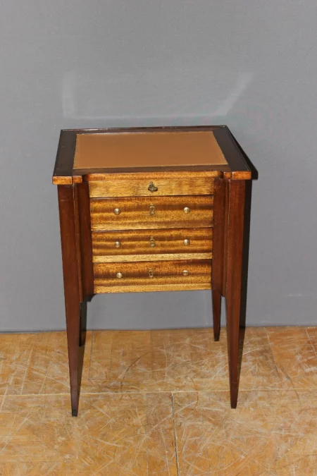 МАЛЕНЬКИЙ СЕКРЕТАРЬ