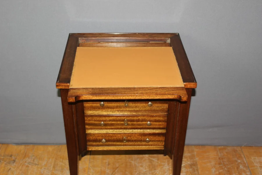 МАЛЕНЬКИЙ СЕКРЕТАРЬ