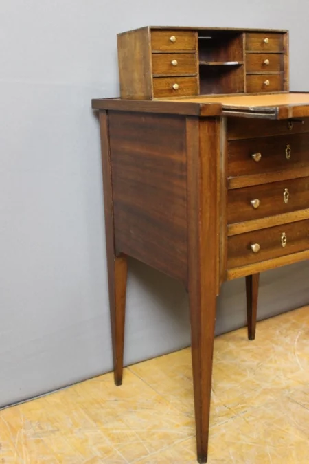 МАЛЕНЬКИЙ СЕКРЕТАРЬ