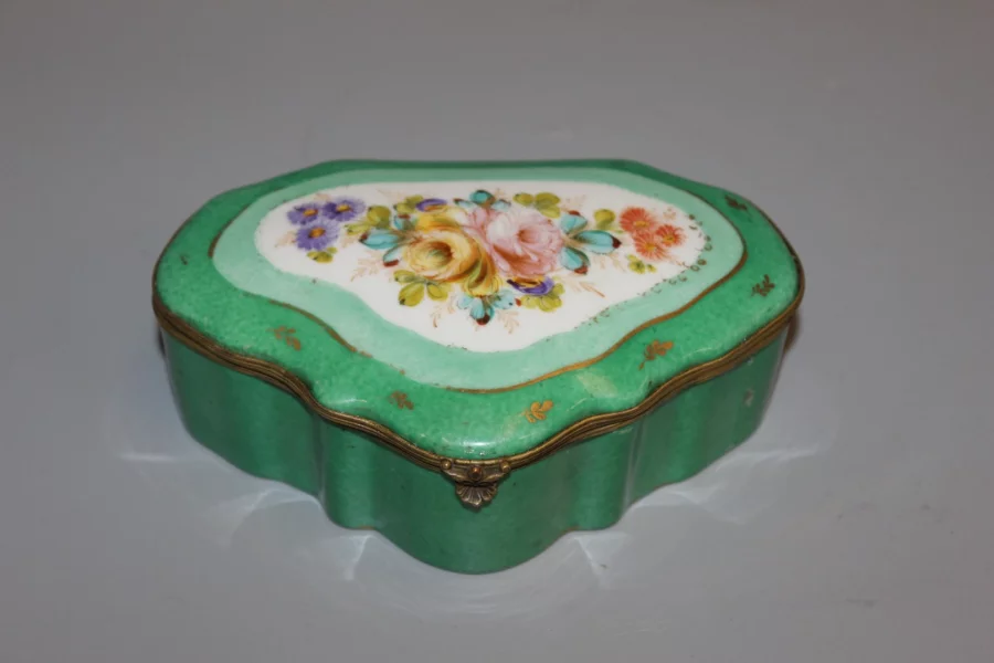 Boite en porcelaine à décor de fleurs
