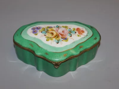 Boite en porcelaine à décor de fleurs