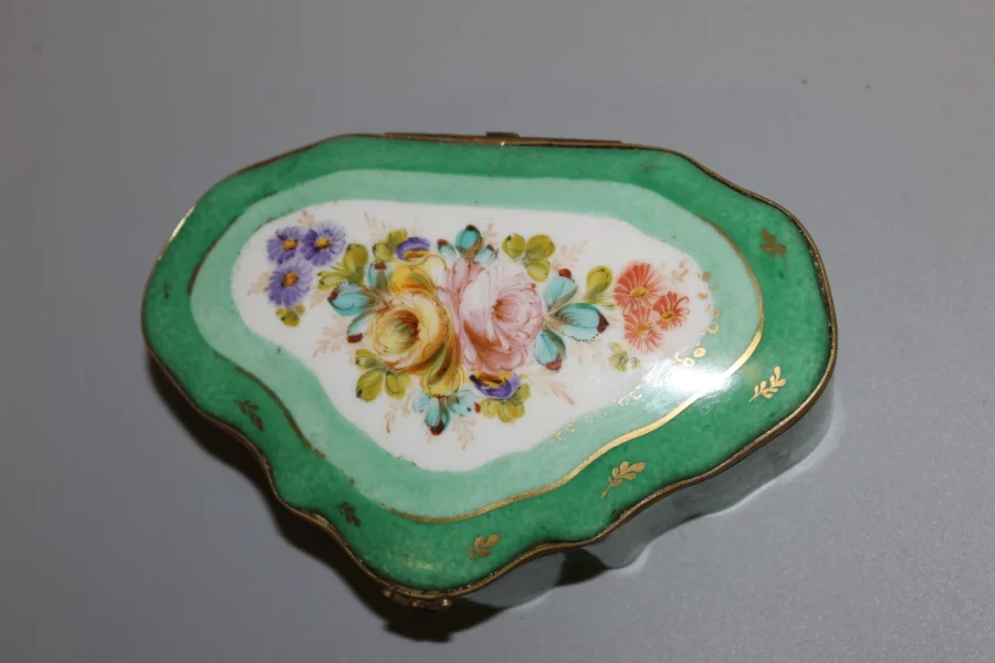 Boite en porcelaine à décor de fleurs