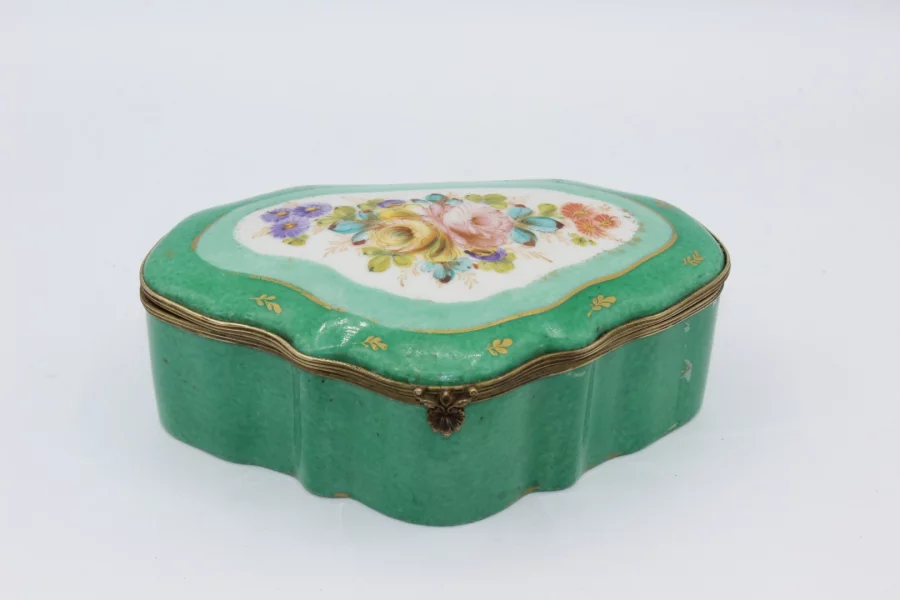 Boite en porcelaine à décor de fleurs