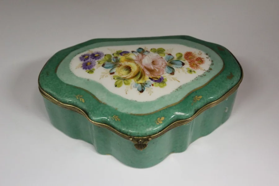 Boite en porcelaine à décor de fleurs