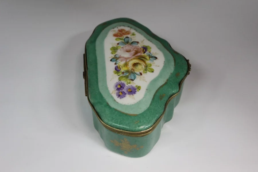 Boite en porcelaine à décor de fleurs