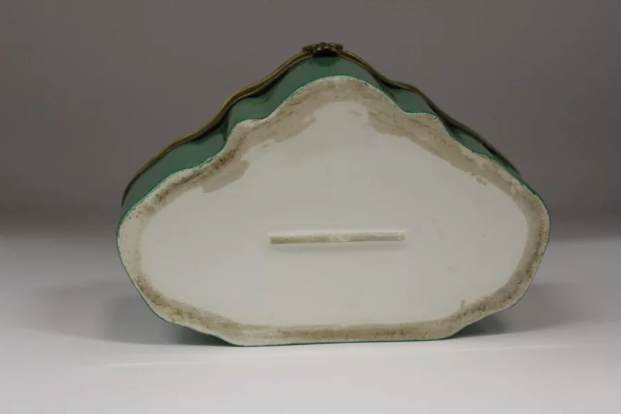 Boite en porcelaine à décor de fleurs