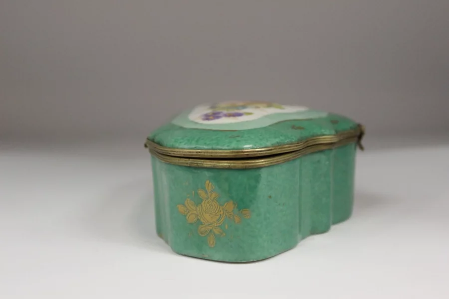 Boite en porcelaine à décor de fleurs