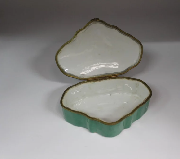 Boite en porcelaine à décor de fleurs