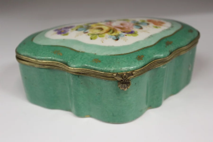 Boite en porcelaine à décor de fleurs