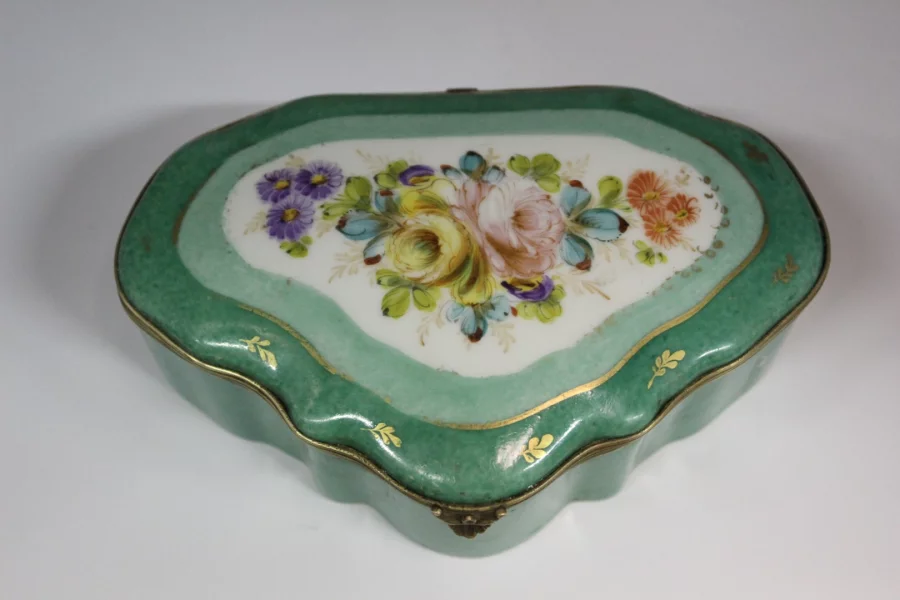 Boite en porcelaine à décor de fleurs