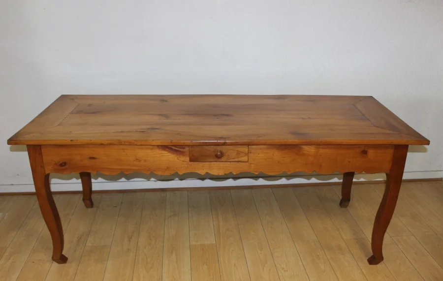 Table de ferme de style Louis XV en Merisier XIX