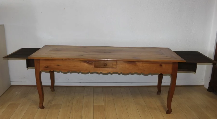 Table de ferme de style Louis XV en Merisier XIX