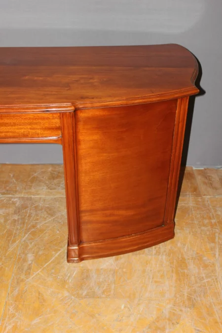 СТОЛ с подписью ГАЛЛЕ