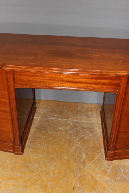 СТОЛ с подписью ГАЛЛЕ