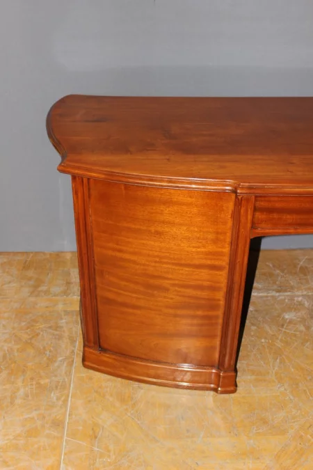 СТОЛ с подписью ГАЛЛЕ