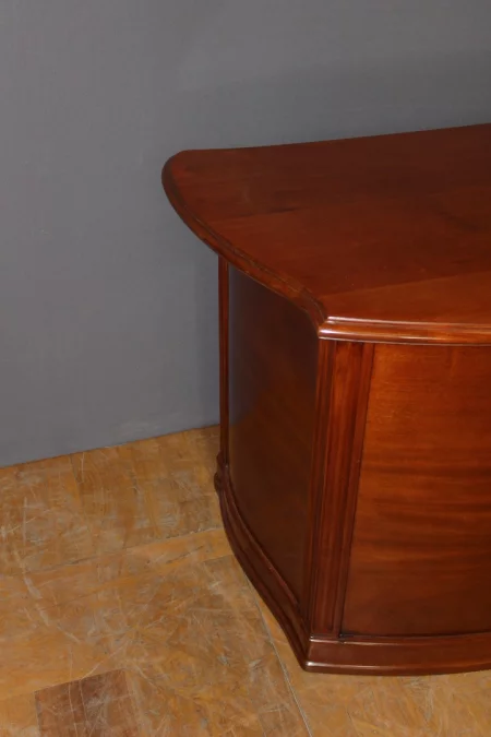 СТОЛ с подписью ГАЛЛЕ