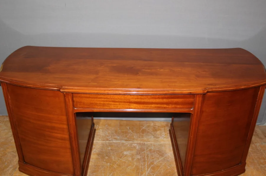 СТОЛ с подписью ГАЛЛЕ