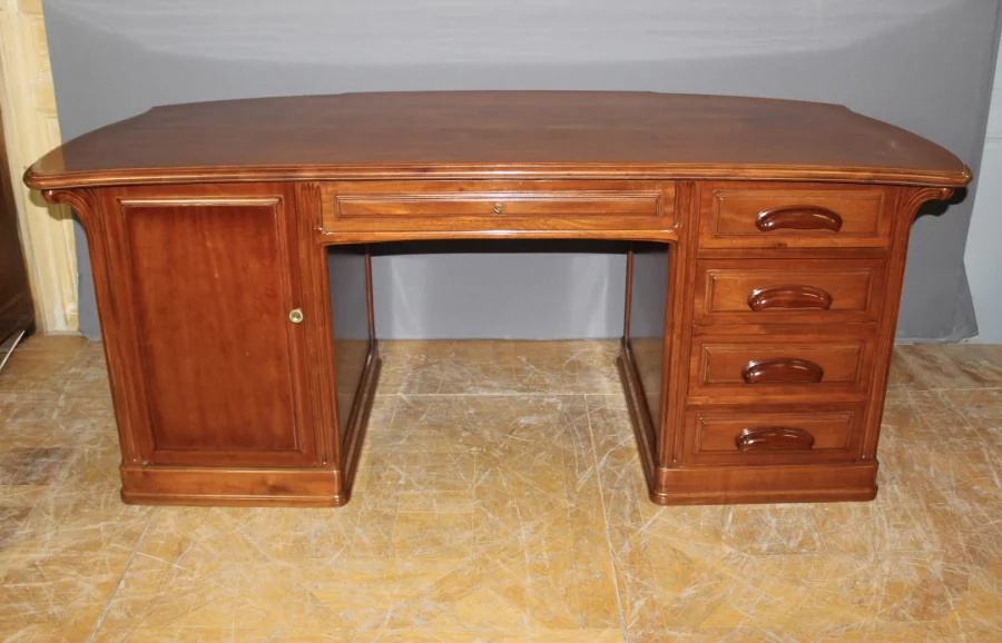 СТОЛ с подписью ГАЛЛЕ