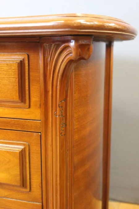 СТОЛ с подписью ГАЛЛЕ