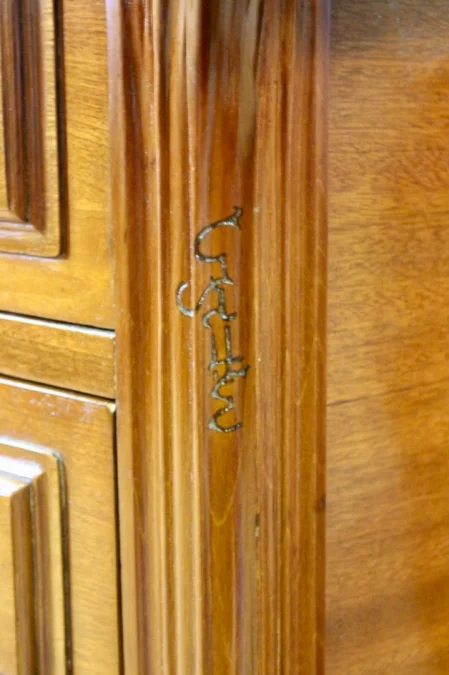 СТОЛ с подписью ГАЛЛЕ