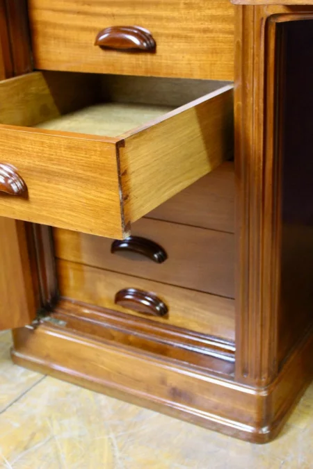 СТОЛ с подписью ГАЛЛЕ