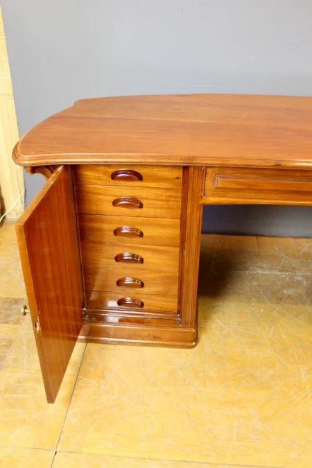 СТОЛ с подписью ГАЛЛЕ