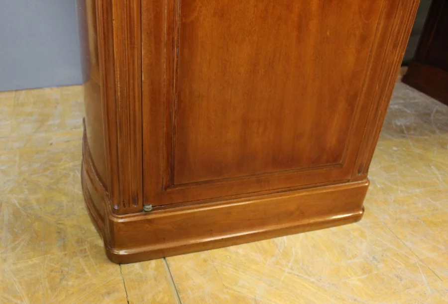 СТОЛ с подписью ГАЛЛЕ