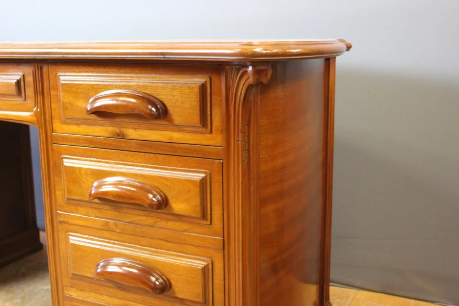 СТОЛ с подписью ГАЛЛЕ