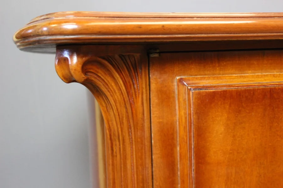 СТОЛ с подписью ГАЛЛЕ