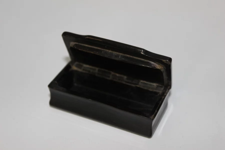 Tabatière en corne et incrustation d'os fin XIX