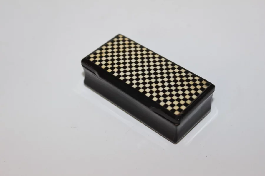 Tabatière en corne et incrustation d'os fin XIX