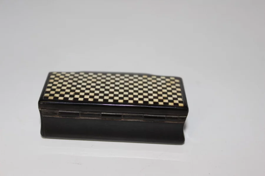 Tabatière en corne et incrustation d'os fin XIX