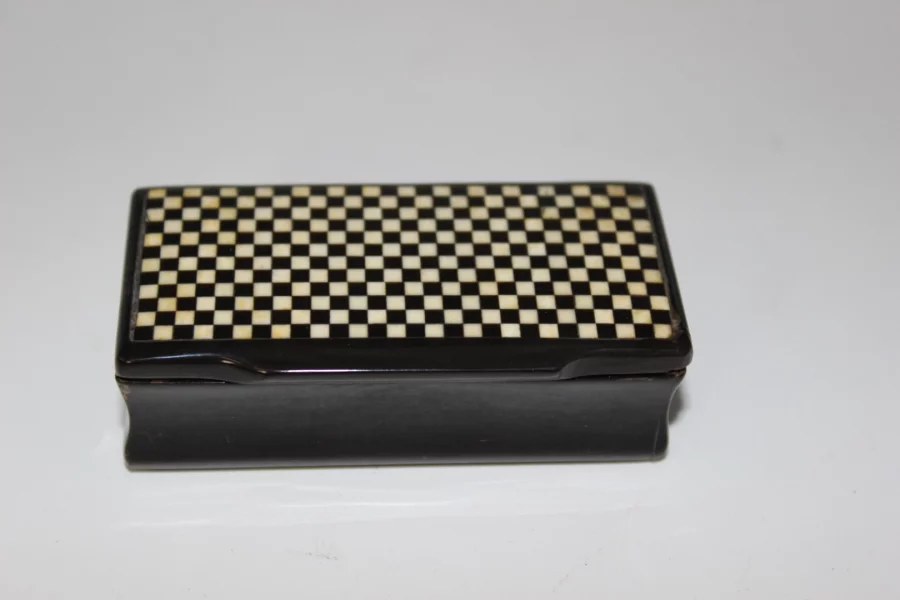 Tabatière en corne et incrustation d'os fin XIX