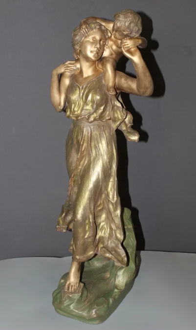 Terre cuite , La mère et l'enfant par richard Aurili vers 1900