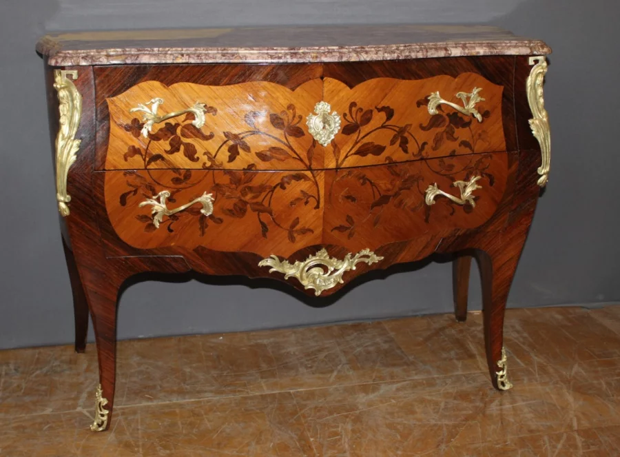 Commode de style Louis XV en marqueterie vers 1930