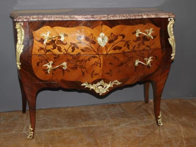 Commode de style Louis XV en marqueterie vers 1930