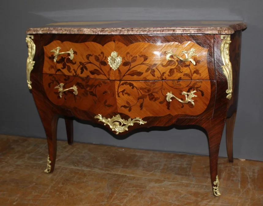 Commode de style Louis XV en marqueterie vers 1930